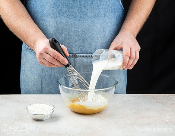 Влейте молоко. Добавьте муку.