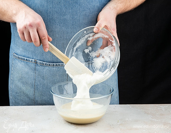 Белки взбейте с щепоткой соли до устойчивой пены. Добавьте взбитые белки к основной массе. Аккуратно перемешайте. Получилось воздушное, пышное тесто.