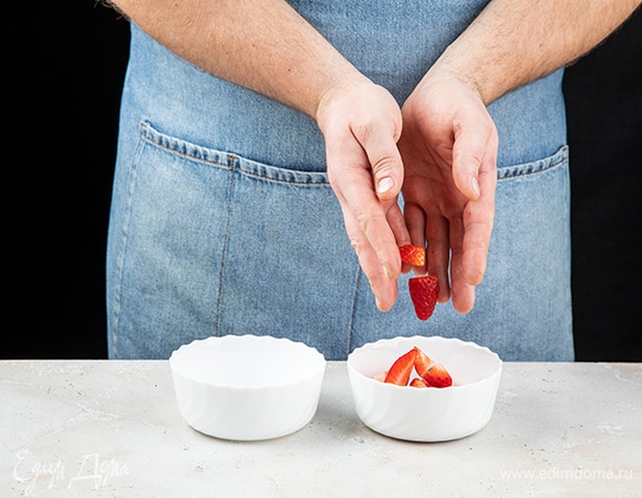 Формочки для выпечки Luminarc Smart Cuisine смажьте сливочным маслом. Выложите на дно каждой формочки кусочки клубники.
