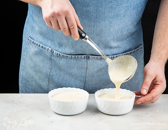 Залейте тестом. Запекайте в разогретой до 180°С духовке около 25 минут.