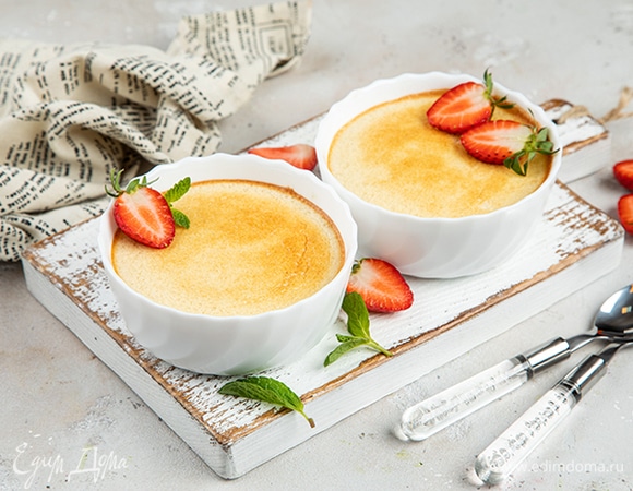 Украсьте дольками клубники и листочками мяты, подавайте.