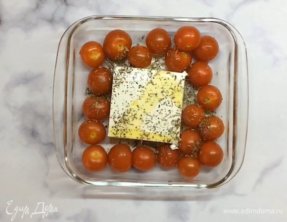 В форму для запекания выкладываем брынзу и помидоры черри. Ставим в разогретую до 180°C духовку на 15–20 минут.
