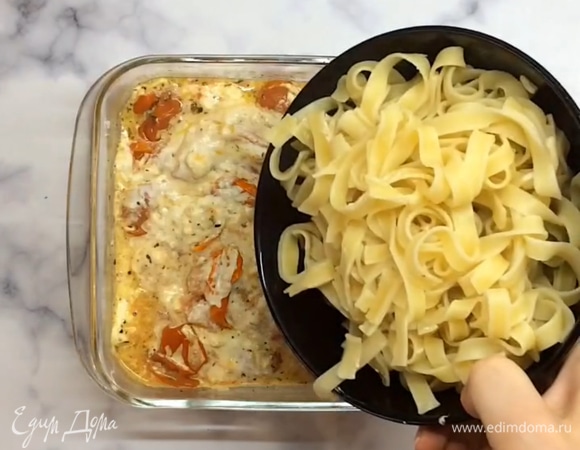 Брынзу и помидоры разминаем вилкой, наш соус готов. К соусу выкладываем приготовленные макароны и хорошо перемешиваем.