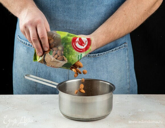 Миндаль ТМ «Ашан» почистите и залейте кипятком на 15 минут.
