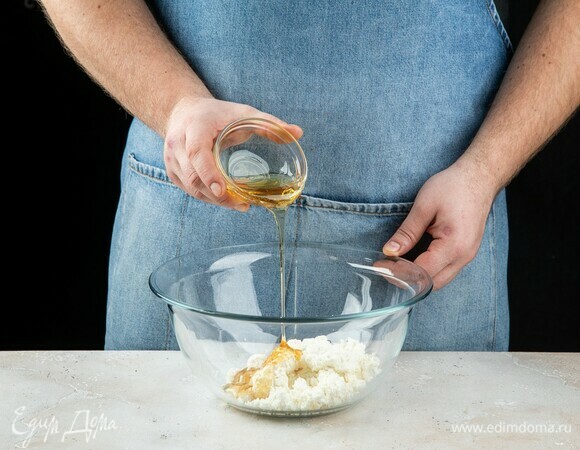 Влейте в творог мед. Если мед слишком вязкий, подогрейте его на водяной бане. В зависимости от консистенции творога, количество меда может меняться. В результате должна получиться липкая масса.