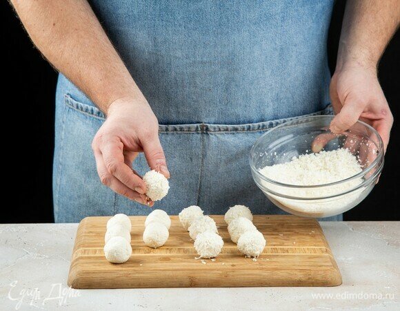 Обваляйте шарик в кокосовой стружке и положите в холодильник на 2–3 часа.