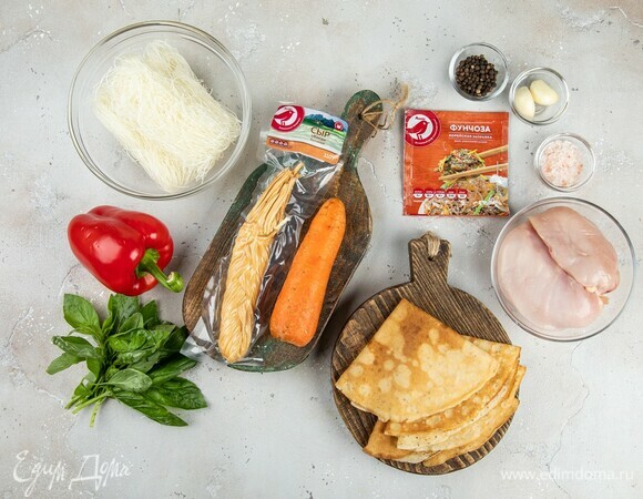 Испеките несладкие блины. Эти ингредиенты понадобятся для приготовления.