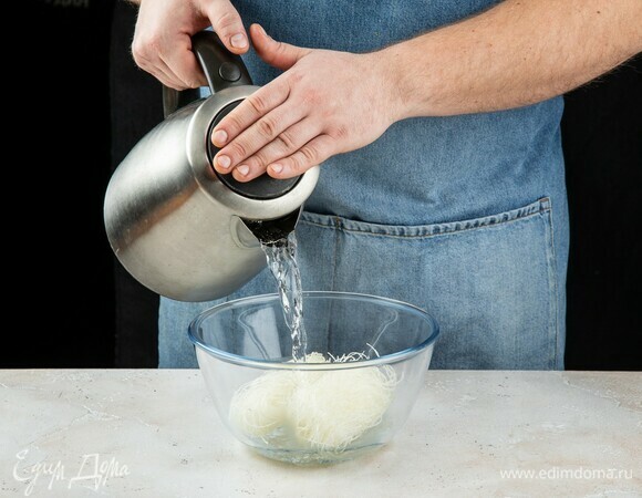 Замочите фунчозу на 5–7 минут в горячей воде.