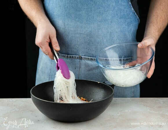 Затем промойте под холодной водой и выложите в сковороду к курице.