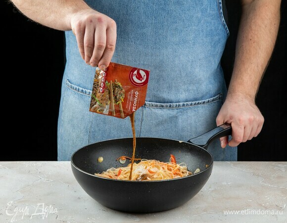 Перемешайте и заправьте соусом для фунчозы ТМ «Ашан». Если соли не хватает, досолите.