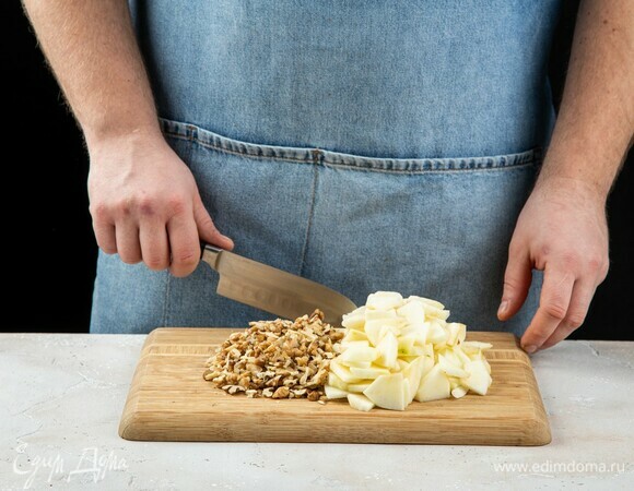 С яблок снимите кожуру, орехи мелко порубите.