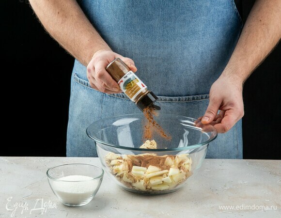 Выложите яблоки и орехи в миску. Добавьте корицу молотую ТМ «Ашан» и сахар. Перемешайте.