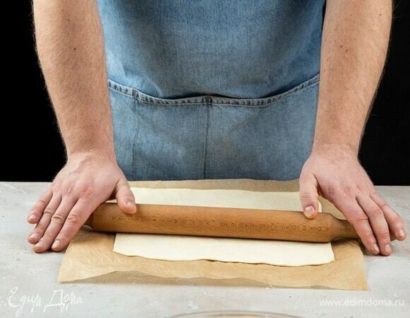 Тесто чуть посыпьте мукой и раскатайте в прямоугольный тонкий пласт.