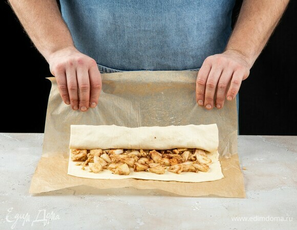 Равномерно распределите начинку по тесту. Сверните в рулет.