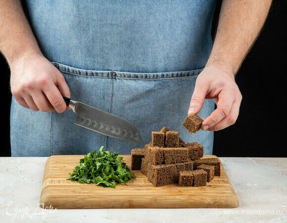 Петрушку мелко порубите. С хлеба отрежьте корочку, оставив только мякоть. Прокрутите хлебную мякоть в мясорубке.