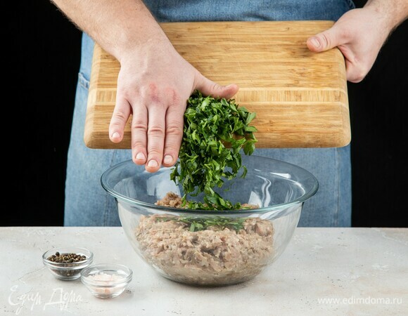 Добавьте в фарш зелень. Посолите, поперчите.
