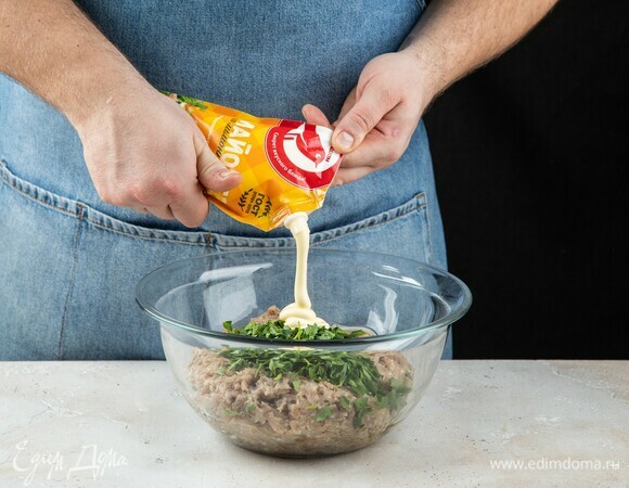 Добавьте майонез ТМ «Ашан», перемешайте.