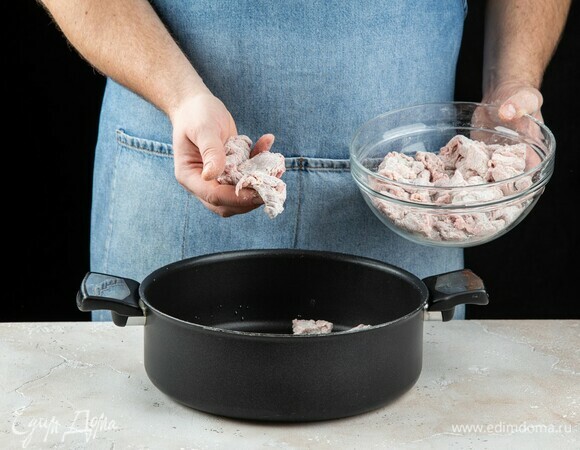 В сотейнике на сильном огне разогрейте 2 ст. л. растительного масла. Выложите мясо и пожарьте со всех сторон до коричневой корочки. 