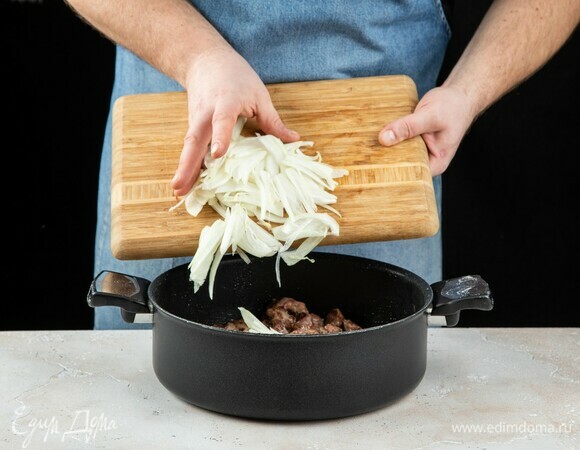 Выложите в сотейник лук, жарьте около 5 минут.