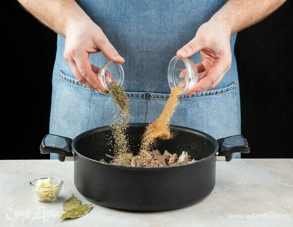 Добавьте тимьян, измельченный чеснок, сахар и лавровый лист. Перемешайте.