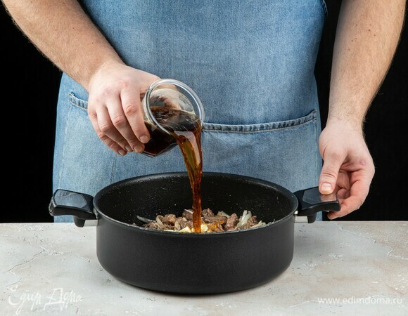 Влейте эль. Доведите до кипения, уменьшите огонь до минимума и тушите под крышкой до мягкости мяса около 1,5–2 часов. За 10 минут до готовности добавляем рубленую петрушку.