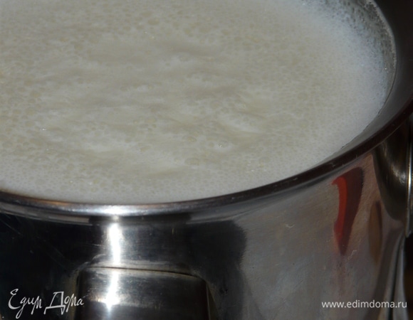 Доводим до кипения в молоковарке и даем остыть.