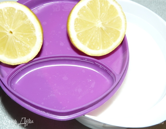 Очень удобно готовить лакомство в специальной форме для домашнего сыра или творога. Советую приобрести тем, кто готовит в городских условиях.