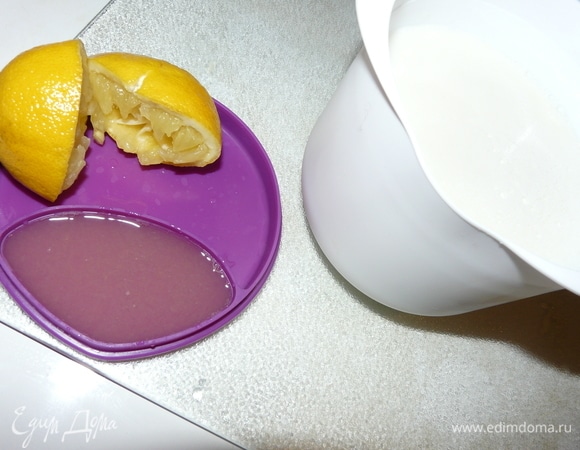Отжимаем лимонный сок, в этой форме есть мерная шкала на крышке. Если нет формы, делайте на глаз: примерно 1 лимон — на 1 литр молока или, как минимум, 3 ст. л. лимонного сока.