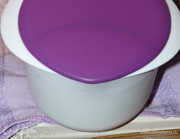 Переливаем горячее молоко в форму, где оно будет доходить. Добавляем лимонный сок и перемешиваем. Далее, помешивая, добавляем соль и сахар. Размешав, закрываем крышкой и ставим в теплое место (мой домашний радиатор позволяет это сделать на 24 часа).