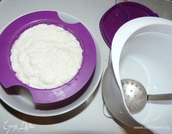 Достаём форму, берём глубокую тарелку и переливаем отделившуюся массу творожного сыра от сыворотки, которая стекает в специальную тарелку. А масса оседает в формочке. После, когда основная сыворотка стечет, переносим цветную форму в основную белую чашу и ставим в холодильник еще на 24 часа для окончательного отделения одной массы от другой.