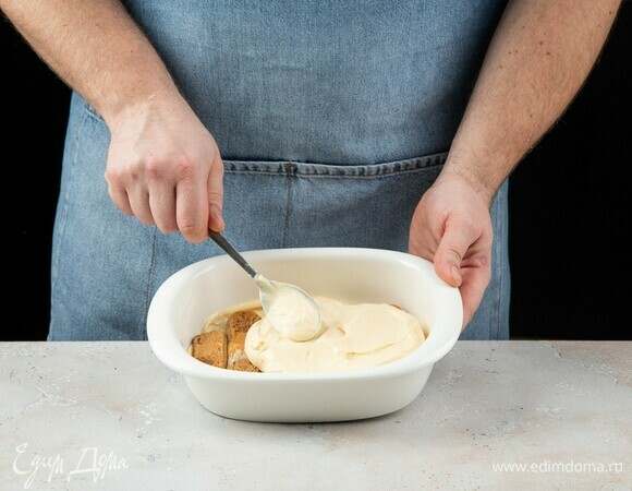 Выложите второй слой крема.