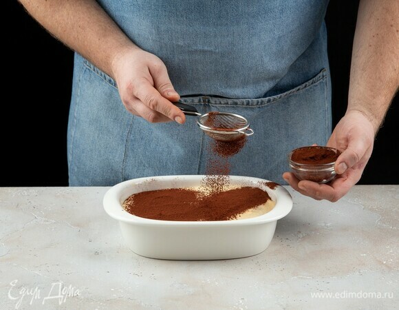 Посыпьте десерт какао и уберите в холодильник на 2–3 часа.