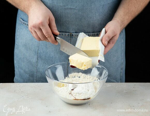 Добавьте сливочное масло ТМ «Ашан», замесите тесто.