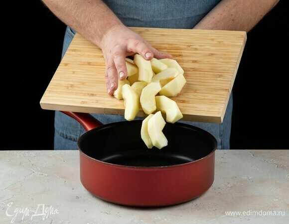 Яблоки почистите, нарежьте крупными дольками. Обжарьте на сковороде, добавив сахар, корицу и сливочное масло. Тушите до мягкости.