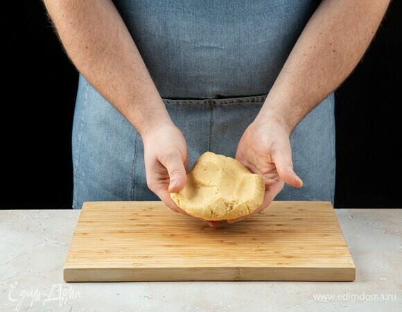 Тесто разомните в пласт.