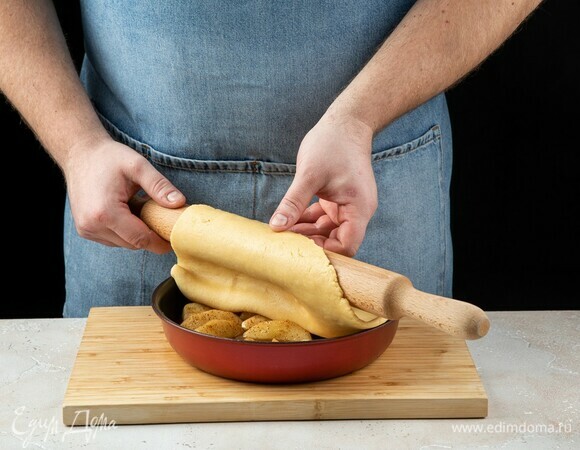 Яблоки переложите в форму, накройте тестом. Выпекайте в разогретой до 200°C духовке около 20 минут.