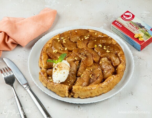 Подавайте тарт татен, перевернув яблоками вверх, с шариком мороженого.