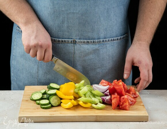 Перец, сельдерей, лук, помидоры и огурцы нарежьте крупно.
