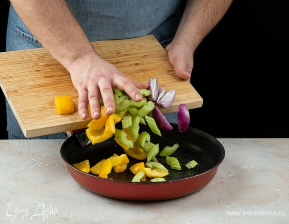 Перец, сельдерей и лук переложите в сковороду.