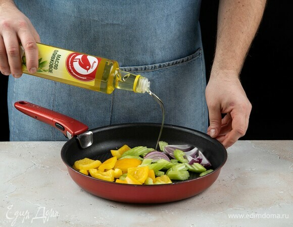 Добавьте оливковое масло ТМ «Ашан», слегка обжарьте.