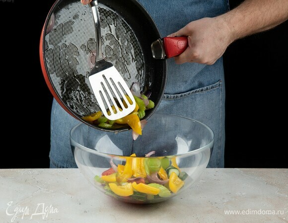 Переложите обжаренные овощи в салатник к помидорам и огурцам.