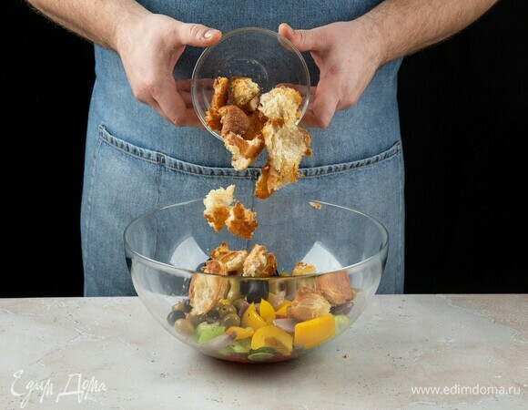 Добавьте сухари.