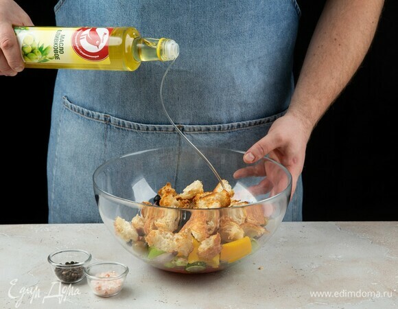 Посолите, поперчите, сбрызните оливковым маслом.