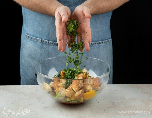 Добавьте зелень, перемешайте.