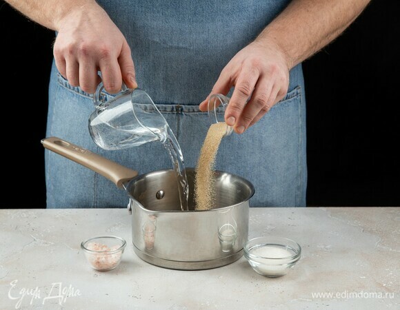 Растворите дрожжи в теплой воде, добавьте соль и сахар.