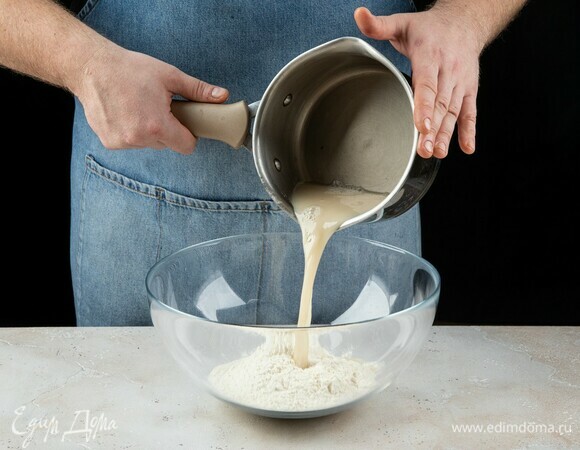 В муку добавьте воду с дрожжами, замесите тесто.