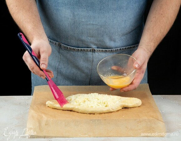 Смажьте взбитым яйцом. Выпекайте в духовке при 200°C около 20 минут. 