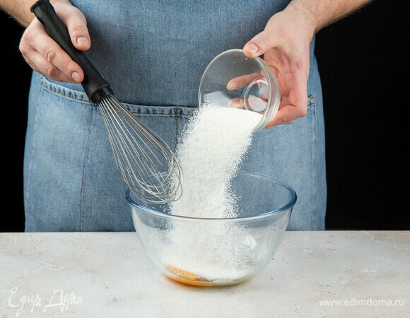 Взбейте яйцо с сахаром.