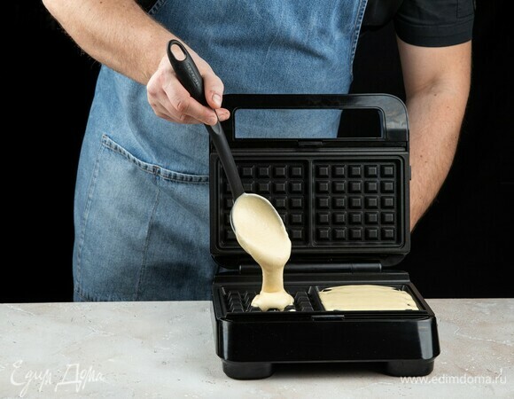 Выпекайте в вафельнице примерно 2 минуты.
