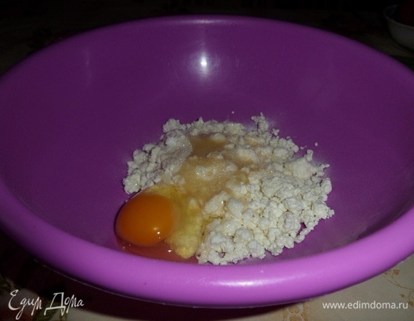 Подготовим продукты. Промываем овощи и зелень. Ставим вариться пшено. Кладем пакетик пшена в кастрюлю, добавляем 1 л воды и 1 ч. л. соли. Варим до готовности. Остужаем. Пока варится пшено, займемся приготовлением теста. В миску выкладываем творог, соль, сахар, яйцо. Добавляем растительное масло. Перемешиваем.